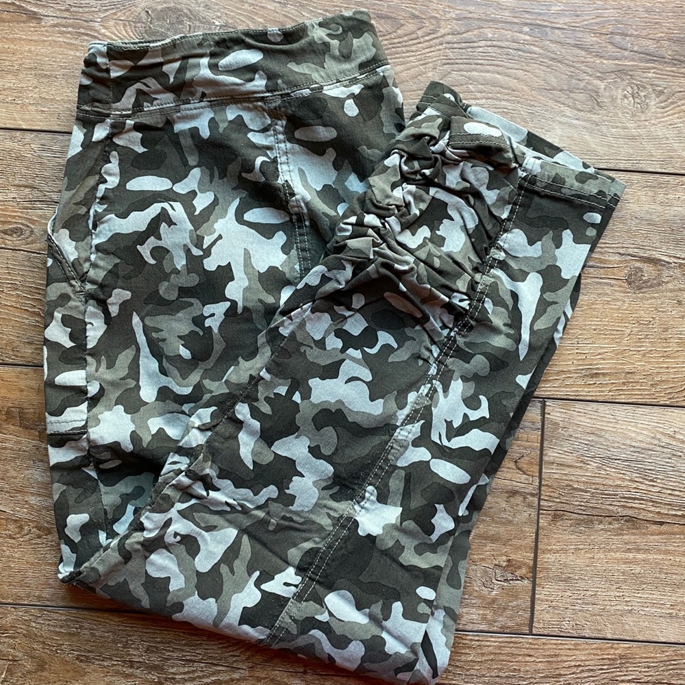 Women’s INC Camo pants